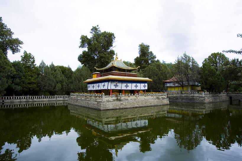 无人,颐和园,寺庙,横图,室外,白天,正面,旅游,度假,湖,湖泊,名胜古迹,水,植物,标志建筑,地标,建筑,中国,亚洲,节日,遗迹,瓦片,屋顶,屋檐,湖面,水流,水面,乌云,云,阴天,云朵,燃烧,云彩,顶棚,古迹,文化,文物,娱乐,建设,古建筑,拉萨,西藏,檐,树,树木,绿色,倒影,天空,自然,香火,庙宇,湖水,天,祈祷,享受,休闲,健康,旅游胜地,放松,许愿,宗教,信仰,生长,成长,纪念,祈求,倒映,昏暗,阴沉,藏,古文明,东亚,西藏自治区,首府,中华人民共和国,西南地区,拉萨市,反照,宝贝公园,罗布林卡,平安,彩图,庙,寺