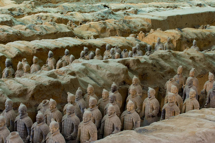 东方人,无人,站,横图,俯视,室内,白天,旅游,度假,安全,成功,合作,团队,集体,信心,名胜古迹,标志建筑,地标,建筑,雕塑,兵马俑,西安,中国,亚洲,一排,许多,士兵,遗迹,艺术,整齐,装饰,并列,并排,雕刻,雕像,盔甲,建筑群,防护,很多,许多人,黄种人,古迹,文物,娱乐,建设,队伍,古建筑,排列,工艺品,站着,一群人,享受,休闲,墓地,旅游胜地,放松,纪念,保护,战马,军人,美术,领导,坟墓,陵墓,成就,队列,主题,保险,防御,平行,合伙,领袖,陈列,坟场,古文明,东亚,陕西,陕西省,军队,西安市,战车,中华人民共和国,省会,铠甲,功能,美学,防具,防卫,西北地区,陕,秦始皇陵兵马俑,八大奇迹,军事博物馆,平安,男人,男性,中年男性,亚洲人,站立,半身,彩图,高角度拍摄,武装组织,甲胄