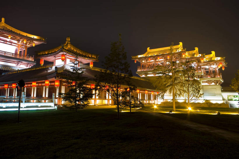 无人,栏杆,横图,彩色,室外,夜晚,仰视,旅游,度假,植物,标志建筑,地标,建筑,路灯,霓虹灯,夜景,照明,西安,中国,亚洲,一排,许多,吊挂,悬挂,阴影,整齐,光线,灯笼,瓦片,影子,纸灯笼,柱子,墙,屋檐,围栏,走道,走廊,过道,灯光,七彩,很多,挂,娱乐,光源,建设,护栏,霓虹,檐,墙壁,墙面,灯,树,树木,排列,红色,绿色,自然,灯具,享受,休闲,旅游胜地,放松,生长,成长,照亮,照明设备,队列,东亚,陕西,陕西省,西安市,中华人民共和国,省会,氖灯,西北地区,陕,曲江新区,彩图,低角度拍摄,芙蓉园,大唐芙蓉园,飞檐