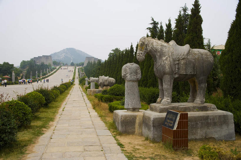 无人,横图,室外,白天,正面,旅游,度假,草地,草坪,名胜古迹,山,山脉,树林,植物,标志建筑,道路,地标,建筑,路,雕塑,中国,亚洲,一排,许多,阴影,遗迹,艺术,整齐,装饰,光线,雕刻,雕像,影子,山峰,小路,交通,山峦,很多,古迹,破坏,文物,娱乐,建设,古建筑,破损,石板路,草,树,树木,排列,绿色,天空,阳光,自然,工艺品,群山,天,享受,休闲,旅游胜地,放松,生长,成长,纪念,美术,损坏,队列,主题,陈列,古文明,东亚,陕西,陕西省,中华人民共和国,功能,美学,西北地区,陕,咸阳,咸阳市,梁山,彩图,乾陵,乾县