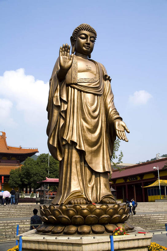 东方人,一个人,无人,寺庙,站,竖图,室外,白天,仰视,旅游,度假,名胜古迹,植物,楼梯,标志建筑,地标,建筑,路灯,照明,雕塑,中国,亚洲,仅一个男性,仅一个人,阴影,节日,遗迹,艺术,装饰,盛开,光线,雕刻,雕像,影子,阶梯,云,云朵,灯光,燃烧,花蕾,云彩,注视,黄种人,古迹,文化,文物,娱乐,建设,古建筑,江苏,灵山大佛,无锡,台阶,灯,花,花瓣,花朵,鲜花,树,树木,仅一个年轻男性,一个,蓝色,绿色,白云,蓝天,天空,阳光,自然,香火,工艺品,庙宇,天,花苞,花蕊,观察,看,祈祷,手势,站着,享受,休闲,健康,旅游胜地,放松,许愿,宗教,信仰,生长,晴朗,单个,成长,观看,纪念,祈求,照亮,美术,察看,照明设备,关注,主题,陈列,古文明,东亚,江苏省,灵山胜境,袈裟,中华人民共和国,华东地区,苏,功能,美学,无锡市,法衣,平安,男人,男性,年轻男性,亚洲人,晴空,站立,彩图,低角度拍摄,全身,庙,寺,滨湖区,太湖国家旅游度假区,加沙,迦逻沙曳,迦沙,袈裟野,莲服,打手势,僧衣