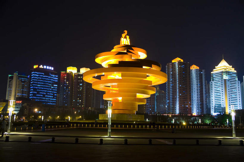 无人,高楼大厦,横图,彩色,室外,夜晚,仰视,度假,美景,窗户,落地窗,城市风光,标志建筑,城市,大厦,地标,建筑,路灯,摩天大楼,霓虹灯,夜景,雕塑,青岛,中国,亚洲,一排,许多,阴影,艺术,整齐,装饰,并列,并排,光线,雕刻,雕像,影子,景观,灯光,七彩,很多,娱乐,光源,建设,山东,霓虹,玻璃窗,灯,排列,一个,黄色,工艺品,享受,休闲,景色,放松,单个,纪念,美术,照明设备,队列,主题,平行,陈列,玻璃幕墙,东亚,山东省,中华人民共和国,华东地区,功能,美学,氖灯,鲁,青岛市,彩图,低角度拍摄,大楼,高层建筑,高楼,摩天楼,市南区,五四广场,五月的风