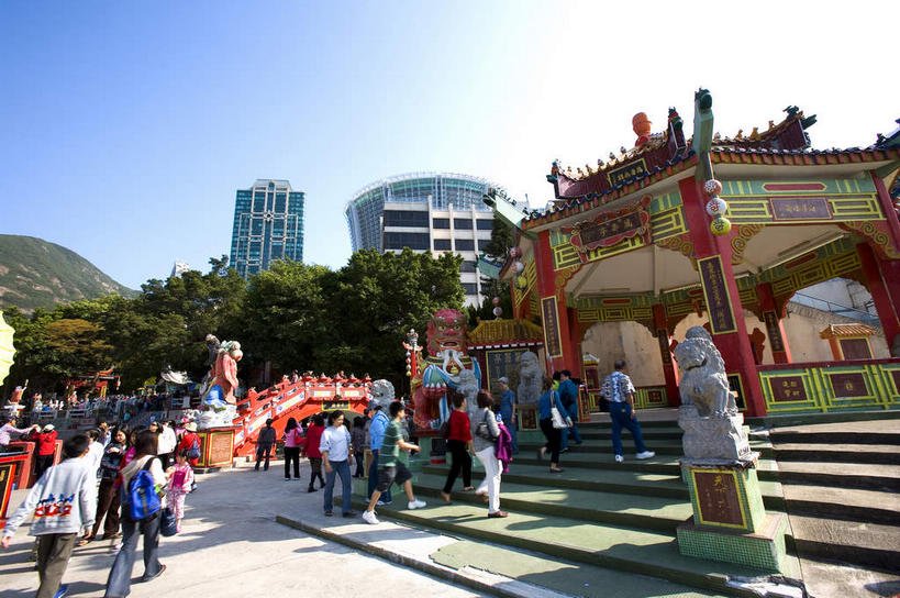 东方人,公园,高楼大厦,寺庙,走,横图,室外,白天,仰视,旅游,度假,名胜古迹,植物,楼梯,标志建筑,大厦,地标,建筑,摩天大楼,香港,中国,亚洲,行人,游客,游人,阴影,服装,节日,遗迹,光线,瓦片,影子,柱子,阶梯,亭子,屋檐,云,云朵,许多人,燃烧,云彩,黄种人,古迹,文化,文物,娱乐,建设,古建筑,檐,路人,旅客,台阶,树,树木,衣服,红色,蓝色,绿色,白云,蓝天,天空,阳光,自然,香火,凉亭,庙宇,天,祈祷,一群人,享受,休闲,健康,旅游胜地,放松,许愿,宗教,服饰,信仰,生长,晴朗,成长,纪念,祈求,港,衣着,穿着,古文明,东亚,浅水湾,香港特别行政区,港澳台,中华人民共和国,衣饰,过客,香港浅水湾,平安,男人,男性,年轻男性,年轻女性,女人,女性,亚洲人,晴空,步行,散步,走路,半身,彩图,低角度拍摄,大楼,高层建筑,高楼,庙,摩天楼,寺,镇海楼,香港镇海楼,镇海楼公园