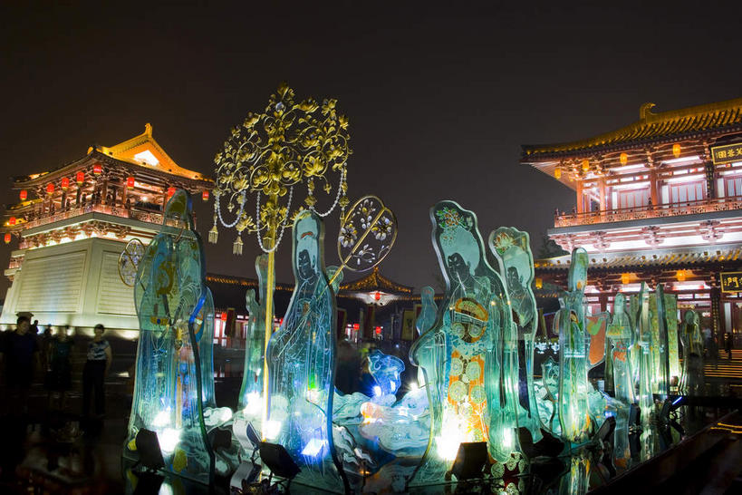 无人,宫殿,横图,彩色,室外,夜晚,正面,旅游,度假,河流,名胜古迹,水,标志建筑,地标,建筑,霓虹灯,雕塑,西安,中国,亚洲,一排,许多,阴影,遗迹,艺术,整齐,装饰,并列,并排,光线,雕刻,雕像,瓦片,影子,柱子,屋顶,屋檐,河水,水流,灯光,七彩,很多,顶棚,古迹,文物,娱乐,光源,建设,古建筑,霓虹,檐,灯,排列,倒影,工艺品,享受,休闲,旅游胜地,放松,纪念,美术,倒映,宫廷,照明设备,队列,主题,平行,陈列,古文明,东亚,陕西,陕西省,西安市,中华人民共和国,省会,功能,美学,氖灯,西北地区,陕,王宫,反照,曲江新区,彩图,皇宫,芙蓉园,大唐芙蓉园