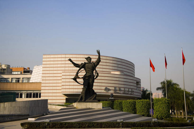 无人,音乐厅,站,举,伸展双臂,横图,室外,白天,正面,旅游,度假,植物,标志建筑,地标,建筑,旗帜,国旗,雕塑,广州,中国,亚洲,一排,吊挂,悬挂,阴影,服装,艺术,整齐,装饰,光线,纹路,标志,雕刻,雕像,旗杆,文字,纹理,影子,字符,墙,云,云朵,挂,云彩,注视,娱乐,标识,建设,五星红旗,墙壁,墙面,树,树木,排列,衣服,红色,蓝色,绿色,白云,蓝天,天空,阳光,自然,工艺品,天,观察,看,托,站着,享受,休闲,汉字,旅游胜地,放松,服饰,生长,晴朗,成长,观看,纪念,美术,察看,衣着,穿着,队列,关注,中文,主题,陈列,中国国旗,东亚,广东,广东省,星海音乐厅,肌理,中华人民共和国,华南地区,省会,功能,美学,广州市,粤,国文,华文,衣饰,三面,二沙岛,二沙头,旗,晴空,敞开双臂,举起,举手,举着,伸开双臂,向上举,向上伸,向上托,展开双肩,站立,张开手臂,张开双臂,彩图,全身,演奏厅,红地五星旗,中华人民共和国国旗