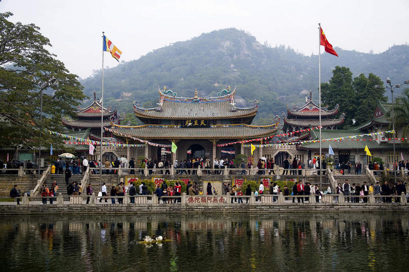 东方人,寺庙,栏杆,走,横图,室外,白天,仰视,旅游,度假,湖,湖泊,名胜古迹,森林,山,山脉,树林,水,植物,楼梯,标志建筑,地标,建筑,旗帜,中国,亚洲,许多,行人,游客,游人,吊挂,悬挂,阴影,服装,节日,遗迹,光线,扶手,旗杆,瓦片,影子,柱子,阶梯,墙,屋檐,湖面,山峰,水流,水面,山峦,很多,许多人,燃烧,挂,注视,休闲装,黄种人,古迹,文化,文物,娱乐,旗子,建设,古建筑,普陀寺,厦门,护栏,檐,路人,旅客,墙壁,墙面,台阶,树,树木,衣服,蓝色,绿色,倒影,蓝天,天空,阳光,自然,香火,庙宇,湖水,群山,天,观察,看,祈祷,一群人,享受,休闲,健康,休闲服,古刹,旅游胜地,放松,许愿,宗教,服饰,信仰,生长,晴朗,成长,观看,纪念,祈求,察看,倒映,关注,福建,古文明,东亚,福建省,厦门市,万里无云,中华人民共和国,华东地区,闽,旗号,反照,过客,平安,男人,男性,年轻男性,年轻女性,女人,女性,亚洲人,晴空,晴空万里,步行,散步,走路,半身,彩图,低角度拍摄,庙,寺,鹭岛,南普陀寺,厦门岛,飞檐