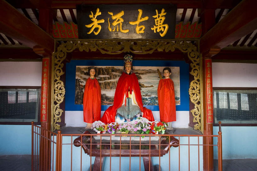 东方人,无人,三个人,栏杆,站,横图,室内,白天,正面,民族服装,旅游,度假,绘画,天花板,标志建筑,地标,建筑,雕塑,中国,亚洲,一块,一排,吊挂,悬挂,服装,艺术,整齐,装饰,盛开,标志,雕刻,雕像,牌匾,头饰,文字,香炉,柱子,字符,墙,围栏,古典,挂,花蕾,注视,黄种人,文化,娱乐,标识,建设,城墙,护栏,墙壁,墙面,花,花瓣,花朵,鲜花,排列,三个,衣服,红色,发夹,发饰,夹子,披肩,工艺品,花苞,花蕊,观察,看,品味,站着,四个,享受,休闲,金色,汉字,旅游胜地,放松,服饰,观看,纪念,坚硬,美术,祭奠,祭祀,察看,高雅,衣着,穿着,队列,关注,中文,主题,挂画,祭坛,防御,陈列,东亚,中华人民共和国,华北地区,功能,美学,国文,华文,河北,河北省,冀,秦皇岛,秦皇岛市,衣饰,敬拜,坚固,年轻女性,女人,女性,亚洲人,装饰画,站立,彩图,全身,传统服装,民俗服,云肩,山海关,山海关长城,山海关区,天下第一关,榆关