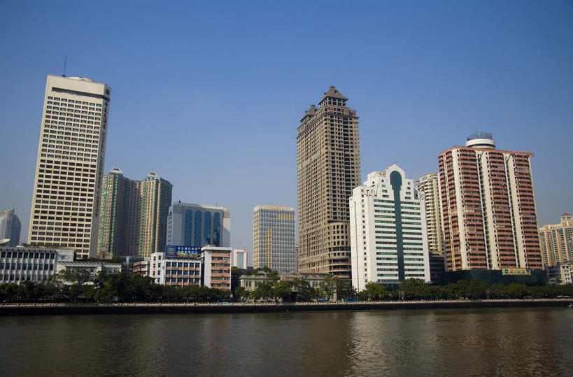 无人,家,高楼大厦,横图,室外,白天,仰视,度假,河流,美景,水,植物,窗户,落地窗,城市风光,城市,大厦,建筑,摩天大楼,广州,中国,亚洲,一排,许多,阴影,整齐,并列,并排,光线,影子,房屋,屋子,河水,景观,水流,很多,娱乐,楼房,玻璃窗,住宅,树,树木,排列,蓝色,绿色,蓝天,天空,阳光,自然,天,享受,休闲,景色,放松,生长,晴朗,成长,队列,平行,玻璃幕墙,东亚,广东,广东省,珠江,万里无云,中华人民共和国,华南地区,省会,广州市,粤,晴空,晴空万里,彩图,低角度拍摄,房子,大楼,高层建筑,高楼,摩天楼,粤江,珠江河
