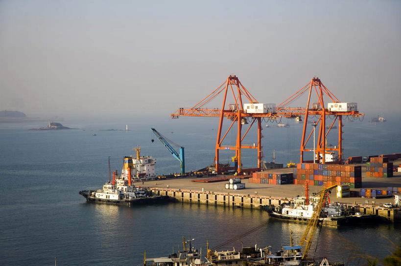 无人,码头,横图,室外,白天,正面,旅游,度假,技术,海浪,海洋,标志建筑,地标,港口,建筑,轮船,船,中国,亚洲,阴影,光线,影子,浪花,云,云朵,桥,两艘,云彩,娱乐,设备,建设,厦门,施工,红色,蓝色,白云,蓝天,天空,阳光,海水,交通工具,天,享受,休闲,机械,起重机,旅游胜地,放松,吊桥,晴朗,吊机,悬索桥,两台,工程,载具,吊杆,海景,福建,东亚,福建省,厦门市,中华人民共和国,华东地区,闽,锚锭,悬索,集装箱码头,大海,风浪,海,海水的波动,近岸浪,涌浪,晴空,彩图,摆渡口,埠头,渡口,渡头,港湾,海港,货运码头,口岸,商港,海沧大桥