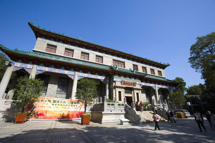 无人,博物馆,栏杆,横图,室外,白天,仰视,旅游,度假,植物,楼梯,标志建筑,道路,地标,建筑,路,广州,中国,亚洲,阴影,研究,光线,扶手,瓦片,影子,柱子,阶梯,屋檐,小路,交通,教育,娱乐,建设,护栏,檐,台阶,树,树木,蓝色,绿色,蓝天,天空,阳光,自然,天,享受,休闲,旅游胜地,放松,生长,晴朗,成长,展览,欣赏,美术馆,陈列,东亚,广东,广东省,万里无云,中华人民共和国,华南地区,省会,广州市,粤,典藏,晴空,晴空万里,彩图,低角度拍摄,越秀区,广州美术馆