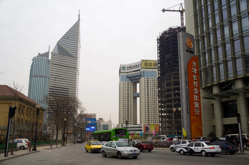 无人,家,高楼大厦,横图,室外,白天,仰视,旅游,度假,植物,雾,窗户,落地窗,标志建筑,大厦,道路,地标,建筑,路,摩天大楼,公路,汽车,天津,中国,亚洲,一排,许多,朦胧,模糊,整齐,并列,并排,房屋,屋子,乌云,云,阴天,云朵,交通,很多,云彩,娱乐,建设,楼房,玻璃窗,住宅,车,树,树木,排列,绿色,天空,自然,交通工具,轿车,天,享受,休闲,旅游胜地,放松,生长,成长,迷雾,昏暗,阴沉,队列,载具,平行,玻璃幕墙,东亚,中华人民共和国,华北地区,天津市,和平区,大雾,马路,彩图,低角度拍摄,房子,大楼,高层建筑,高楼,摩天楼,津,凯旋门大厦