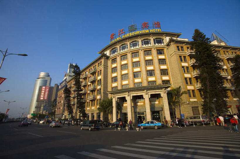 东方人,宾馆,高楼大厦,走,横图,室外,白天,仰视,度假,美景,窗户,城市风光,城市,大厦,道路,建筑,路,路灯,摩天大楼,人行横道,公路,出租车,汽车,照明,中国,亚洲,一辆,一排,许多,行人,阴影,服装,整齐,光线,标志,文字,影子,字符,墙,景观,人行道,灯光,交通,很多,许多人,注视,休闲装,黄种人,娱乐,标识,建设,厦门,路人,玻璃窗,墙壁,墙面,车,灯,排列,衣服,红色,蓝色,蓝天,天空,阳光,交通工具,轿车,天,观察,看,一群人,享受,休闲,休闲服,汉字,景色,放松,服饰,晴朗,观看,照亮,察看,照明设备,队列,关注,中文,载具,的士,人行横道线,计程车,福建,东亚,福建省,厦门市,鹭江道,万里无云,中华人民共和国,华东地区,国文,华文,闽,过客,男人,男性,年轻男性,年轻女性,女人,女性,亚洲人,晴空,晴空万里,斑马线,马路,步行,散步,走路,半身,彩图,低角度拍摄,大楼,高层建筑,高楼,客店,客栈,旅店,旅馆,旅舍,摩天楼,厦门鹭江宾馆,厦门市鹭江宾馆