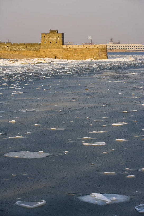 无人,竖图,室外,白天,正面,旅游,度假,建材,海浪,海洋,石头,名胜古迹,沙滩,雪,大雪,标志建筑,地标,建筑,中国,亚洲,阴影,遗迹,光线,纹路,材料,沙子,石子,纹理,影子,砖,砖块,墙,海岸,积雪,浪花,雪景,云,云朵,冬季,冬天,沙地,云彩,古迹,文物,娱乐,建设,城墙,古建筑,墙壁,墙面,蓝色,白云,蓝天,天空,阳光,海水,天,享受,休闲,砖头,旅游胜地,放松,寒冷,建造,晴朗,坚硬,防御,海景,古文明,东亚,肌理,中华人民共和国,华北地区,严寒,河北,河北省,冀,秦皇岛,秦皇岛市,坚固,大海,风浪,海,海水的波动,海滩,近岸浪,石块,石料,岩石,涌浪,晴空,彩图,砌墙砖,老龙头,秦皇岛老龙头,山海关,山海关长城,山海关区,天下第一关,榆关