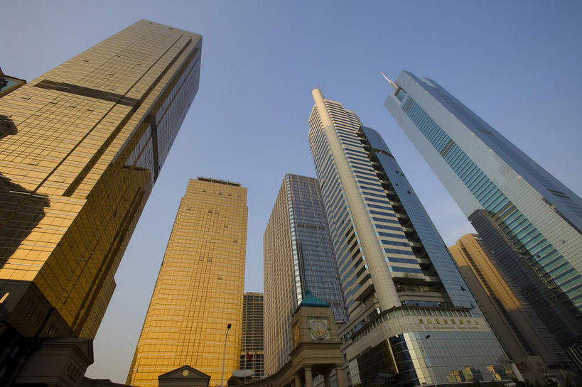 无人,高楼大厦,广场,横图,室外,白天,仰视,旅游,度假,植物,窗户,落地窗,标志建筑,大厦,地标,建筑,摩天大楼,深圳,中国,亚洲,一排,许多,阴影,整齐,并列,并排,光线,影子,很多,娱乐,建设,玻璃窗,树,树木,排列,蓝色,绿色,蓝天,天空,阳光,自然,天,享受,休闲,旅游胜地,放松,生长,晴朗,成长,队列,平行,玻璃幕墙,中信城市广场,东亚,广东,鹏城,广东省,中信广场,万里无云,中华人民共和国,华南地区,粤,深圳市,晴空,晴空万里,彩图,低角度拍摄,大楼,高层建筑,高楼,摩天楼