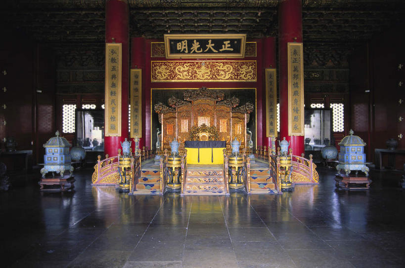 无人,故宫,宫殿,栏杆,横图,室内,白天,正面,旅游,度假,名胜古迹,家具,楼梯,屏风,标志建筑,地标,建筑,椅子,雕塑,北京,中国,对联,亚洲,吊挂,悬挂,阴影,遗迹,艺术,装饰,反射,纹路,标志,瓷砖,地砖,雕刻,扶手,牌匾,文字,纹理,香炉,影子,柱子,字符,阶梯,墙,地面,首都,挂,古迹,文化,文物,娱乐,标识,建设,古建筑,护栏,墙壁,墙面,台阶,工艺品,紫禁城,享受,休闲,汉字,旅游胜地,放松,庞大,纪念,协调,复杂,美术,高雅,遮挡,宫廷,中文,主题,分隔,陈列,古文明,东亚,肌理,中华人民共和国,东城区,北京市,京,北平,华北地区,功能,美学,自信心,品位,国文,华文,王宫,繁杂,美化,彩图,故宫博物院,皇宫,对子,楹联,北京紫禁城,北京故宫