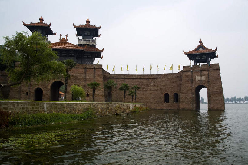 无人,横图,室外,白天,仰视,旅游,度假,湖,湖泊,树林,水,植物,标志建筑,地标,建筑,旗帜,武汉,中国,亚洲,一排,许多,吊挂,悬挂,阴影,波纹,整齐,光线,标志,旗杆,瓦片,文字,影子,字符,墙,屋檐,湖面,水流,水面,拱门,涟漪,很多,挂,娱乐,标识,旗子,建设,城墙,檐,墙壁,墙面,树,树木,排列,蓝色,绿色,蓝天,水纹,天空,阳光,自然,波浪,湖水,天,享受,休闲,汉字,旅游胜地,放松,生长,晴朗,成长,坚硬,队列,中文,防御,东亚,湖北,湖北省,武汉市,万里无云,中华人民共和国,省会,水晕,国文,华文,旗号,华中地区,鄂,坚固,晴空,晴空万里,彩图,低角度拍摄,武汉东湖,武汉东湖风景区,飞檐