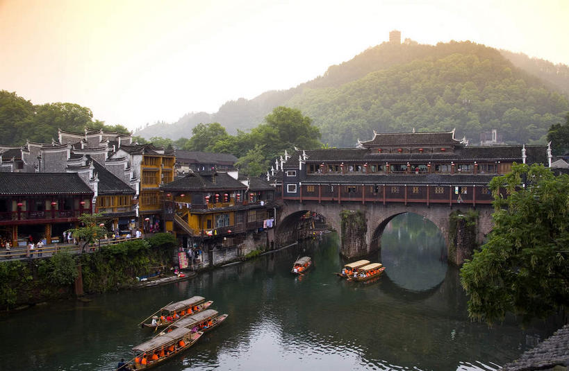 无人,家,栏杆,横图,室外,白天,正面,旅游,度假,河流,名胜古迹,日落,山,山脉,水,植物,标志建筑,地标,建筑,桥梁,船,中国,亚洲,许多,波纹,飞溅,遗迹,溅,凤凰,瓦片,液体,房屋,屋顶,屋檐,屋子,河水,山峰,水滴,水流,晚霞,霞光,落日,围栏,桥,木船,山峦,很多,顶棚,古迹,文物,娱乐,建设,古建筑,石桥,护栏,楼房,檐,拱桥,住宅,水珠,树,树木,排列,绿色,倒影,水纹,自然,黄昏,船尾波,交通工具,波浪,群山,享受,休闲,旅游胜地,彩霞,放松,拱形,生长,成长,人行桥,石拱桥,倒映,舟,喷洒,载具,古文明,东亚,湖南,湘西,湖南省,凤凰古城,中华人民共和国,华中地区,湘,湘西州,湘西土家族苗族自治州,摆列,夕照,反照,薄暮,凤凰县,夕阳,彩图,傍晚,房子,布列,分列,斜阳,凤凰古城千潭苗寨,山江镇