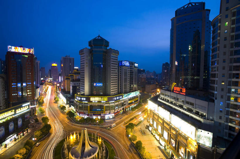 无人,高楼大厦,横图,俯视,彩色,室外,夜晚,长时间曝光,度假,美景,植物,窗户,落地窗,城市风光,城市,大厦,道路,建筑,路,摩天大楼,霓虹灯,夜景,公路,中国,亚洲,一排,许多,阴影,整齐,并列,并排,光线,影子,景观,灯光,分界线,七彩,停车线,交通,很多,娱乐,光源,霓虹,玻璃窗,灯,树,树木,排列,绿色,自然,享受,休闲,景色,放松,生长,成长,车行道,车行道分界线,照明设备,队列,标线,平行,曝光,玻璃幕墙,东亚,车行线,贵州,贵州省,贵阳,中华人民共和国,省会,黔,西南地区,贵阳市,氖灯,马路,彩图,高角度拍摄,大楼,高层建筑,高楼,摩天楼