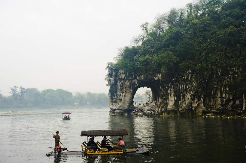 东方人,站,坐,横图,室外,白天,正面,旅游,度假,河流,美景,森林,山,山脉,树林,水,植物,船,椅子,桂林,中国,亚洲,一艘,行人,游客,游人,阴影,波纹,服装,光线,船桨,影子,木椅,河水,景观,山峰,水流,木船,涟漪,山峦,许多人,注视,休闲装,黄种人,娱乐,路人,旅客,树,树木,衣服,绿色,倒影,水纹,天空,阳光,自然,交通工具,波浪,群山,天,观察,看,站着,一群人,享受,休闲,休闲服,景色,放松,服饰,生长,成长,观看,广西,察看,倒映,舟,关注,自然风光,载具,东亚,象鼻山,漓江,广西壮族自治区,中华人民共和国,桂林市,桂,华南地区,水晕,反照,过客,沉水山,漓山,桃花江,仪山,男人,男性,年轻男性,年轻女性,女人,女性,亚洲人,站立,坐着,半身,彩图