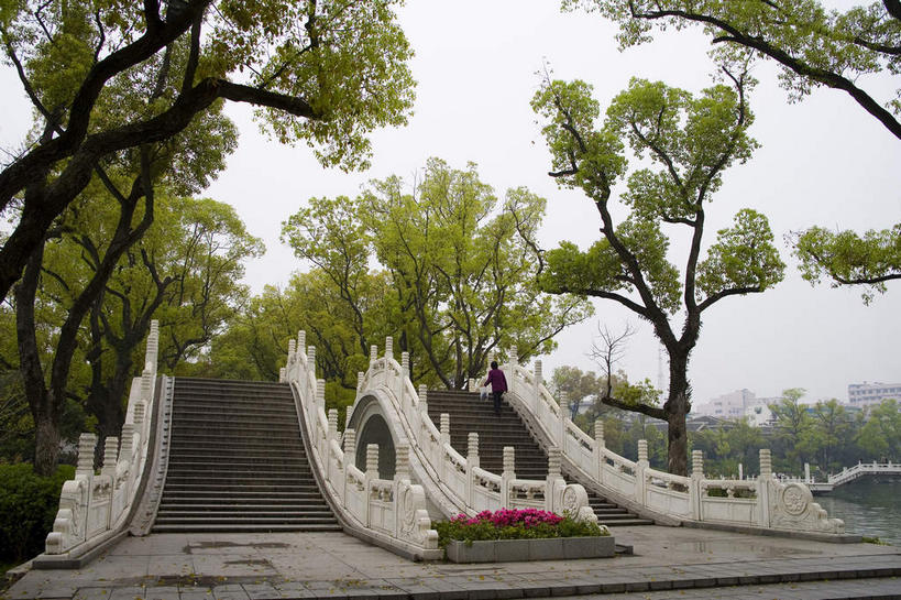 无人,栏杆,横图,室外,白天,正面,旅游,度假,美景,植物,楼梯,道路,路,桥梁,桂林,中国,亚洲,扶手,阶梯,景观,乌云,云,阴天,云朵,小路,桥,交通,云彩,娱乐,石桥,护栏,拱桥,台阶,树,树木,绿色,天空,自然,天,享受,休闲,景色,放松,拱形,生长,成长,人行桥,广西,石拱桥,昏暗,阴沉,自然风光,东亚,漓江,阳朔,杉湖,广西壮族自治区,中华人民共和国,桂林市,桂,华南地区,阳朔县,秀峰区,榕湖,桃花江,彩图,桂湖,桂林山水,榕杉湖,榕杉湖景区,壕塘,两江四湖,木龙湖,漂帛塘,西清宝贤壕