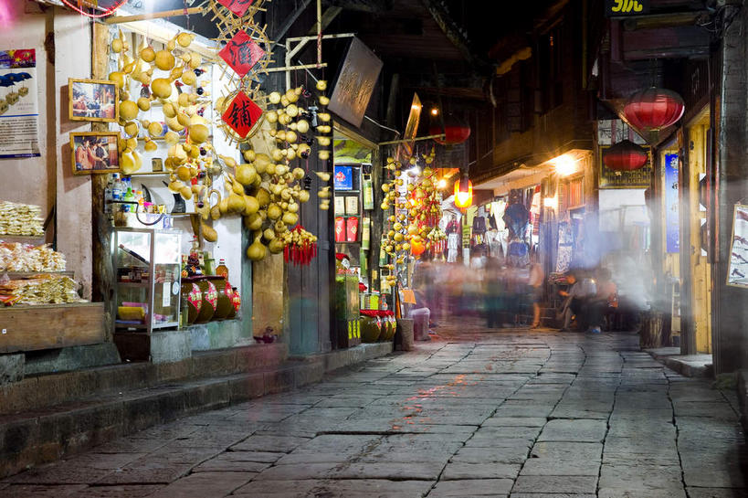 无人,家,商店,横图,室外,夜晚,正面,旅游,度假,名胜古迹,门,标志建筑,道路,地标,建筑,路,照明,中国,亚洲,许多,吊挂,悬挂,阴影,遗迹,光线,凤凰,灯笼,影子,纸灯笼,房屋,屋子,小路,灯光,交通,很多,挂,古迹,文物,娱乐,建设,商铺,古建筑,楼房,住宅,排列,红色,灯具,门框,享受,休闲,旅游胜地,放松,照亮,照明设备,古文明,东亚,湖南,湘西,湖南省,凤凰古城,中华人民共和国,华中地区,湘,湘西州,湘西土家族苗族自治州,市肆,商号,摆列,凤凰县,彩图,房子,店铺,布列,分列,凤凰古城千潭苗寨,山江镇