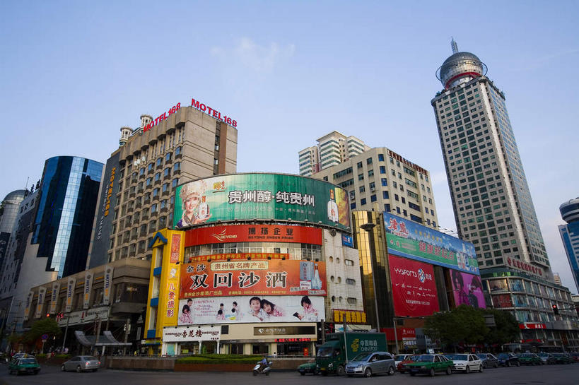 无人,宾馆,高楼大厦,商店,横图,室外,白天,仰视,购物,度假,消费,美景,窗户,落地窗,城市风光,超市,城市,大厦,道路,建筑,路,路灯,摩天大楼,商场,公路,汽车,照明,中国,亚洲,一排,许多,阴影,整齐,并列,并排,光线,信息,标志,文字,影子,字符,景观,灯光,交通,很多,娱乐,标识,建设,海报,玻璃窗,广告,车,灯,排列,蓝色,蓝天,天空,阳光,交通工具,轿车,天,享受,休闲,汉字,景色,放松,金融,百货,晴朗,照亮,照明设备,队列,中文,载具,宣传,平行,选购,玻璃幕墙,贸易,百货公司,东亚,贵州,贵州省,贵阳,万里无云,中华人民共和国,省会,黔,西南地区,贵阳市,血拼,国文,华文,晴空,晴空万里,马路,彩图,低角度拍摄,大楼,高层建筑,高楼,购物商场,购物中心,客店,客栈,旅店,旅馆,旅舍,摩天楼,商业中心,招贴