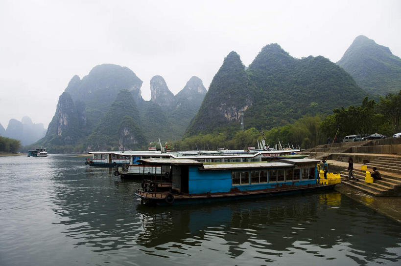 无人,栏杆,横图,室外,白天,正面,旅游,度假,湖,湖泊,石头,美景,山,山脉,水,植物,雾,船,桂林,中国,亚洲,一艘,朦胧,模糊,石子,湖面,景观,山峰,水流,水面,乌云,悬崖,云,阴天,云朵,围栏,木船,山峦,云彩,娱乐,护栏,树,树木,绿色,天空,自然,交通工具,湖水,群山,天,享受,休闲,景色,放松,生长,成长,广西,迷雾,舟,昏暗,阴沉,自然风光,载具,东亚,漓江,阳朔,广西壮族自治区,中华人民共和国,桂林市,桂,华南地区,绝壁,阳朔县,兴坪,兴坪镇,石块,岩石,大雾,彩图,阳朔相公山