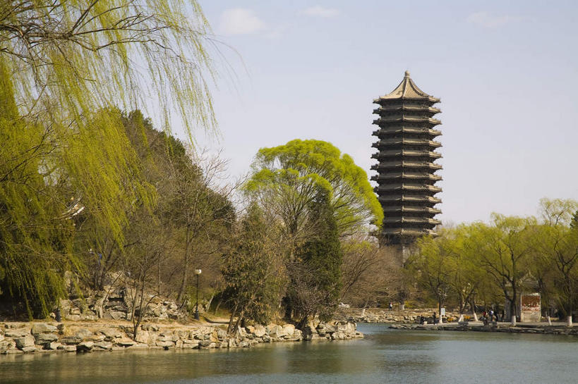 无人,横图,室外,白天,正面,旅游,度假,湖,湖泊,水,植物,标志建筑,地标,建筑,北京,中国,亚洲,一排,阴影,整齐,并列,并排,光线,瓦片,影子,屋檐,湖面,水流,水面,云,云朵,塔,首都,云彩,娱乐,建设,檐,树,树木,排列,蓝色,绿色,白云,蓝天,天空,阳光,自然,湖水,人工湖,天,享受,休闲,旅游胜地,放松,生长,晴朗,成长,队列,平行,东亚,海淀区,中华人民共和国,北京市,京,北平,华北地区,晴空,彩图,北大,北京大学,京师大学堂,颐和园路,未名湖,博雅塔,一塔湖图