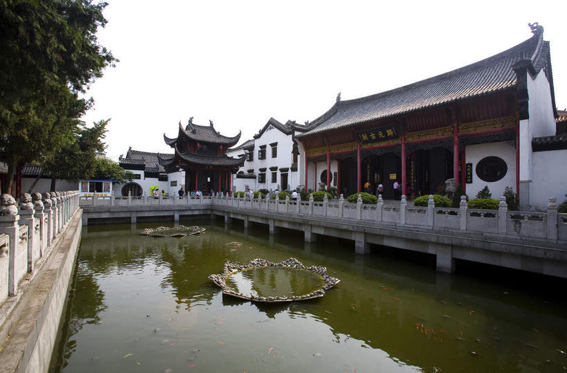无人,家,寺庙,栏杆,横图,室外,白天,正面,旅游,度假,湖,湖泊,名胜古迹,水,植物,标志建筑,地标,建筑,武汉,中国,亚洲,阴影,节日,遗迹,光线,瓦片,影子,柱子,房屋,屋顶,屋檐,屋子,湖面,水流,水面,围栏,燃烧,顶棚,古迹,文化,文物,娱乐,建设,古建筑,护栏,楼房,檐,住宅,树,树木,绿色,倒影,天空,阳光,自然,香火,庙宇,湖水,天,祈祷,享受,休闲,健康,旅游胜地,放松,许愿,宗教,信仰,生长,成长,纪念,祈求,倒映,古文明,东亚,湖北,湖北省,武汉市,归元寺,汉阳,中华人民共和国,省会,华中地区,鄂,反照,平安,彩图,房子,庙,寺,归元禅寺,汉阳区