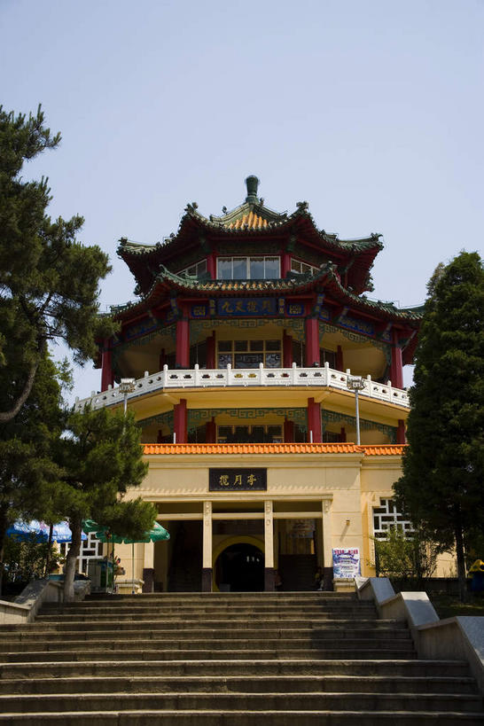 无人,宫殿,竖图,室外,白天,仰视,旅游,度假,名胜古迹,植物,楼梯,标志建筑,地标,建筑,雕塑,中国,亚洲,阴影,遗迹,艺术,装饰,光线,标志,雕刻,牌匾,瓦片,文字,影子,柱子,字符,阶梯,墙,屋檐,古迹,文化,文物,娱乐,标识,建设,古建筑,檐,墙壁,墙面,台阶,树,树木,蓝色,绿色,蓝天,天空,阳光,自然,工艺品,天,享受,休闲,汉字,旅游胜地,放松,生长,晴朗,成长,纪念,美术,宫廷,中文,主题,陈列,古文明,东亚,吉林,吉林省,万里无云,北山,中华人民共和国,功能,美学,国文,华文,东北地区,吉,王宫,晴空,晴空万里,彩图,低角度拍摄,皇宫,吉林市,飞檐,吉林北山公园