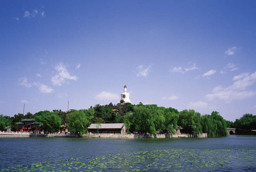 无人,公园,宫殿,横图,室外,白天,正面,旅游,度假,名胜古迹,植物,标志建筑,地标,建筑,北海公园,北京,中国,亚洲,阴影,波纹,遗迹,光线,影子,云,云朵,塔,首都,云彩,古迹,文物,娱乐,建设,古建筑,白塔,树,树木,蓝色,绿色,白色,白云,蓝天,水纹,天空,阳光,自然,波浪,天,享受,休闲,旅游胜地,放松,生长,晴朗,成长,宫廷,古文明,东亚,中华人民共和国,北京市,京,北平,华北地区,王宫,北京北海公园,晴空,彩图,皇宫,北海白塔,琼华岛