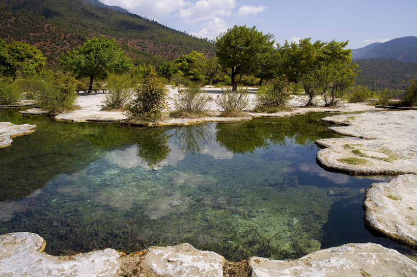 无人,横图,室外,白天,正面,旅游,度假,湖,湖泊,石头,美景,山,山脉,水,植物,香格里拉,中国,亚洲,阴影,光线,石子,影子,湖面,景观,山峰,水流,水面,云,云朵,山峦,云彩,娱乐,迪庆,云南,树,树木,蓝色,绿色,白云,倒影,蓝天,天空,阳光,自然,湖水,群山,天,享受,休闲,景色,放松,生长,晴朗,成长,倒映,自然风光,东亚,中甸,迪庆藏族自治州,云南省,中华人民共和国,西南地区,滇,迪庆州,反照,香格里拉县,石块,岩石,晴空,彩图,白地村,白水台,三坝乡