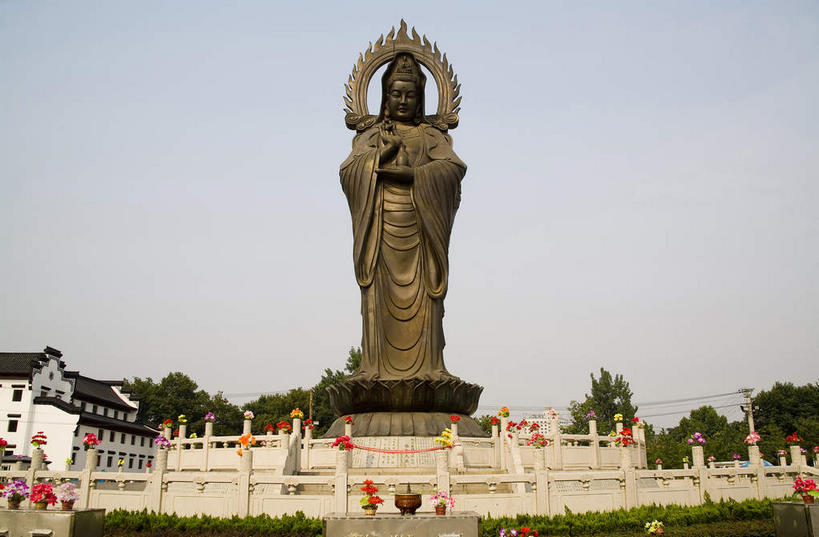 东方人,一个人,无人,寺庙,栏杆,站,横图,室外,白天,仰视,民族服装,旅游,度假,智慧,名胜古迹,树林,植物,标志建筑,地标,建筑,雕塑,武汉,中国,亚洲,仅一个年轻女性,仅一个女性,仅一个人,许多,阴影,服装,节日,神话,遗迹,艺术,装饰,盛开,光线,雕刻,雕像,盆栽,影子,围栏,盆景,很多,燃烧,花蕾,注视,黄种人,古迹,文化,文物,娱乐,建设,古建筑,护栏,花,花瓣,花朵,鲜花,树,树木,一个,衣服,蓝色,绿色,蓝天,天空,阳光,自然,香火,工艺品,庙宇,天,花苞,花蕊,观察,看,祈祷,站着,享受,休闲,健康,旅游胜地,放松,许愿,宗教,观音,服饰,信仰,生长,晴朗,单个,成长,观看,纪念,祈求,美术,察看,衣着,穿着,关注,主题,传说,陈列,古文明,东亚,菩萨,湖北,湖北省,武汉市,万里无云,观音菩萨,归元寺,汉阳,中华人民共和国,省会,功能,美学,华中地区,鄂,衣饰,慈悲,中国神话,观世音,观世音菩萨,观音大士,观自在菩萨,平安,年轻女性,女人,女性,亚洲人,晴空,晴空万里,站立,彩图,低角度拍摄,全身,传统服装,民俗服,庙,寺,归元禅寺,汉阳区