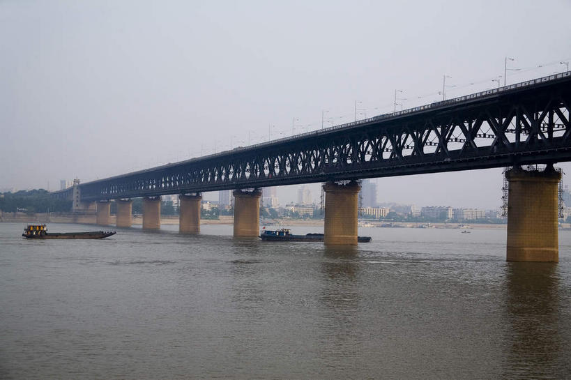 无人,栏杆,横图,室外,白天,正面,消失点,旅游,度假,河流,水,标志建筑,大桥,道路,地标,建筑,路,桥梁,公路,武汉,中国,亚洲,波纹,河水,水流,乌云,云,阴天,云朵,围栏,桥,分界线,停车线,交通,云彩,娱乐,建设,护栏,拱桥,水纹,天空,波浪,天,享受,休闲,旅游胜地,放松,车行道,车行道分界线,悬索桥,昏暗,阴沉,标线,东亚,车行线,湖北,湖北省,武昌区,武汉市,武昌,武汉长江大桥,汉阳,桁架拱桥,中华人民共和国,省会,华中地区,鄂,马路,彩图,没影点,灭点,龟山,汉阳区,黄鹄山,蛇山
