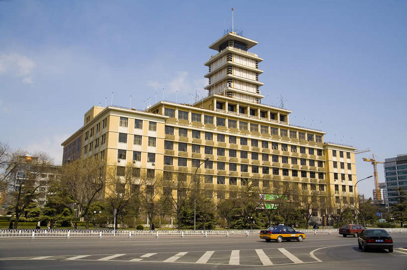 无人,家,高楼大厦,横图,室外,白天,仰视,旅游,度假,植物,窗户,标志建筑,大厦,道路,地标,建筑,路,摩天大楼,人行横道,公路,汽车,北京,中国,亚洲,三辆,一排,许多,阴影,整齐,并列,并排,光线,影子,房屋,屋子,云,云朵,人行道,交通,首都,很多,云彩,娱乐,建设,楼房,玻璃窗,住宅,车,树,树木,排列,蓝色,绿色,白云,蓝天,天空,阳光,自然,交通工具,轿车,天,享受,休闲,旅游胜地,放松,生长,晴朗,成长,队列,载具,人行横道线,平行,东亚,中华人民共和国,北京市,京,北平,华北地区,西城区,晴空,斑马线,马路,彩图,低角度拍摄,房子,大楼,高层建筑,高楼,摩天楼,复兴门,复兴门内大街,北京长话大楼,北京长途电话大楼