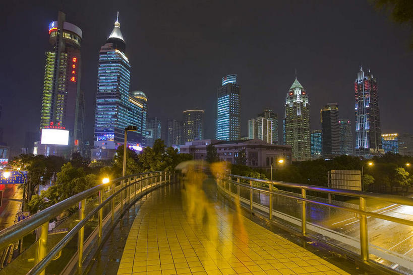 无人,家,高楼大厦,横图,彩色,室外,夜晚,正面,长时间曝光,旅游,度假,植物,窗户,落地窗,标志建筑,大厦,道路,地标,建筑,路,路灯,摩天大楼,霓虹灯,桥梁,夜景,公路,照明,上海,中国,亚洲,一排,许多,阴影,整齐,并列,并排,光线,影子,房屋,屋子,天桥,桥,灯光,七彩,交通,很多,娱乐,光源,建设,楼房,霓虹,玻璃窗,住宅,灯,树,树木,排列,绿色,自然,享受,休闲,旅游胜地,放松,生长,成长,人行桥,淮海路,照亮,申,照明设备,队列,平行,曝光,玻璃幕墙,黄浦区,东亚,淮海中路,上海市,中华人民共和国,沪,华东地区,氖灯,马路,彩图,房子,大楼,高层建筑,高楼,摩天楼,兰生大厦,过街天桥