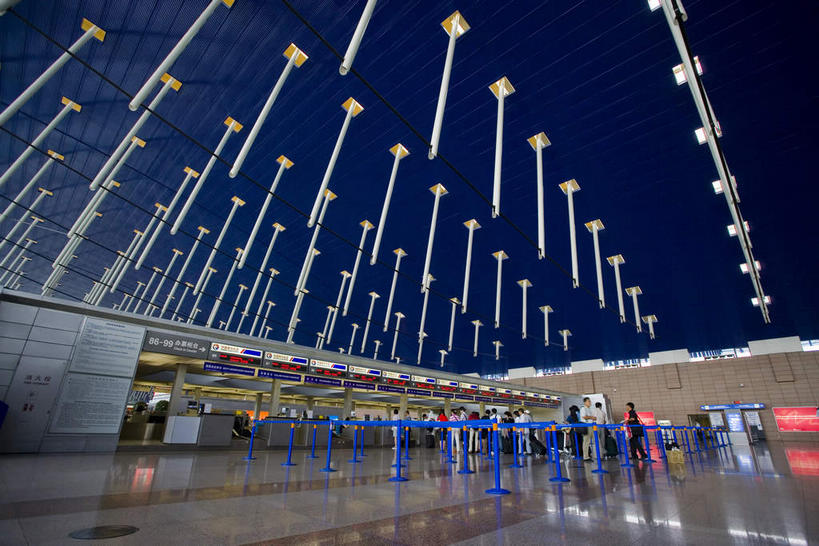 东方人,栏杆,站,横图,室内,白天,仰视,度假,显示器,美景,天花板,城市风光,城市,上海,中国,亚洲,乘客,阴影,服装,反射,屏幕,影子,墙,景观,围栏,许多人,注视,休闲装,黄种人,娱乐,显示屏,候机厅,浦东,护栏,浦东国际机场,浦东机场,墙壁,墙面,衣服,蓝色,观察,看,站着,一群人,享受,休闲,休闲服,景色,放松,服饰,观看,申,察看,关注,候机室,输出设备,浦东新区,东亚,上海市,中华人民共和国,沪,华东地区,待机室,男人,男性,年轻男性,年轻女性,女人,女性,亚洲人,站立,半身,彩图,低角度拍摄,上海浦东国际机场