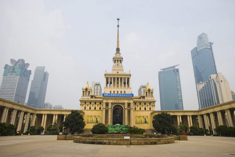 无人,家,高楼大厦,横图,室外,白天,正面,旅游,度假,植物,窗户,落地窗,标志建筑,大厦,地标,建筑,摩天大楼,上海,中国,亚洲,一排,许多,阴影,整齐,并列,并排,环绕,围绕,光线,影子,柱子,房屋,屋子,云,云朵,塔,很多,云彩,环抱,娱乐,建设,楼房,玻璃窗,住宅,树,树木,排列,蓝色,绿色,白云,蓝天,天空,阳光,自然,天,享受,休闲,旅游胜地,放松,生长,晴朗,成长,申,队列,平行,玻璃幕墙,上海展览中心,东亚,静安区,上海市,中华人民共和国,沪,华东地区,萦绕,晴空,彩图,房子,大楼,高层建筑,高楼,摩天楼