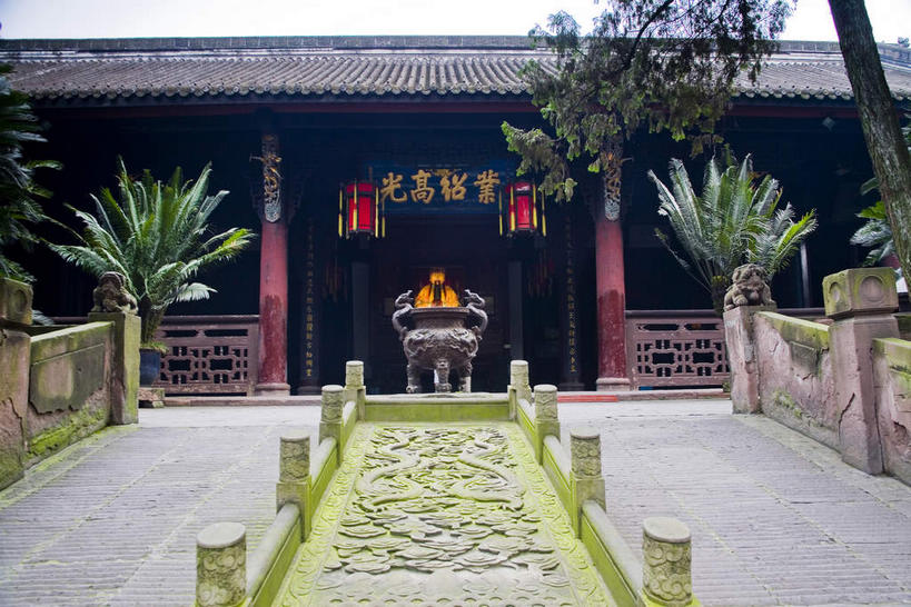 无人,栏杆,横图,室外,白天,正面,旅游,度假,植物,标志建筑,道路,地标,建筑,路,棕榈树,叶子,雕塑,中国,亚洲,一块,吊挂,悬挂,阴影,艺术,装饰,光线,标志,雕刻,雕像,牌匾,瓦片,文字,香炉,影子,柱子,字符,墙,屋檐,围栏,小路,绿叶,交通,挂,文化,娱乐,标识,建设,护栏,檐,墙壁,墙面,石板路,树,树木,绿色,天空,阳光,自然,工艺品,天,祈祷,享受,休闲,嫩叶,汉字,旅游胜地,放松,许愿,宗教,祠堂,信仰,四川省,生长,成长,纪念,祈求,美术,祭奠,祭祀,中文,主题,祭坛,陈列,祠庙,东亚,棕榈叶,四川,成都,成都市,中华人民共和国,省会,西南地区,功能,美学,国文,华文,川,敬拜,武侯祠,叶,叶片,棕树,棕榈,彩图,君臣合祀祠庙