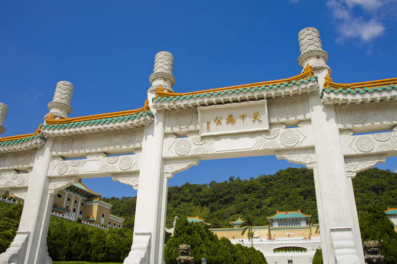无人,博物馆,宫殿,横图,室外,白天,仰视,旅游,度假,名胜古迹,树林,植物,标志建筑,地标,建筑,雕塑,台湾,中国,亚洲,一块,吊挂,悬挂,阴影,研究,遗迹,艺术,装饰,光线,标志,雕刻,牌匾,文字,影子,柱子,字符,云,云朵,牌坊,牌楼,教育,挂,云彩,古迹,文化,文物,娱乐,标识,建设,古建筑,树,树木,蓝色,绿色,白云,蓝天,天空,阳光,自然,工艺品,天,享受,休闲,汉字,旅游胜地,放松,生长,晴朗,成长,纪念,展览,美术,祭祀,宫廷,欣赏,中文,主题,表彰,荣誉,陈列,古文明,东亚,台北,港澳台,中华人民共和国,省会,功能,美学,国文,华文,荣耀,台北市,台湾省,王宫,典藏,士林,士林区,台北故宫博物院,外双溪,中山博物院,晴空,彩图,低角度拍摄,皇宫,传统文化,台