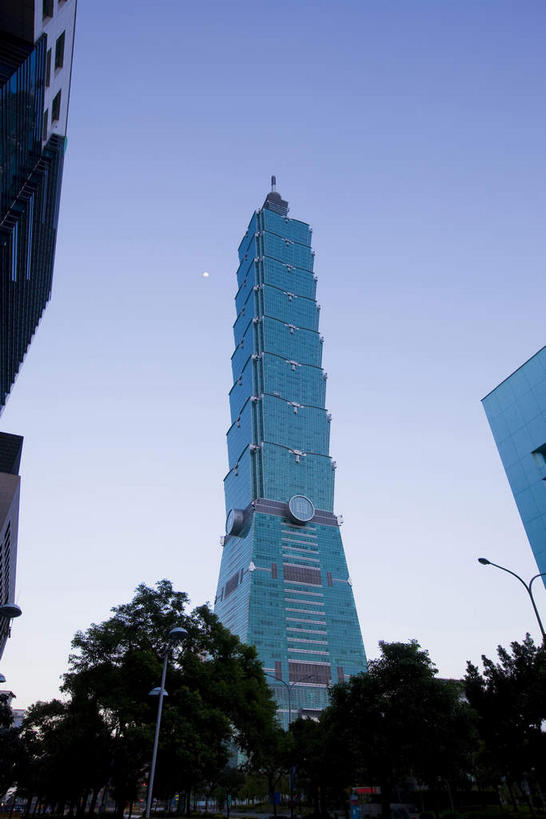 无人,高楼大厦,竖图,室外,白天,仰视,度假,美景,树林,植物,窗户,落地窗,城市风光,标志建筑,城市,大厦,地标,建筑,路灯,摩天大楼,照明,台湾,中国,亚洲,一排,许多,阴影,整齐,并列,并排,光线,影子,景观,灯光,很多,娱乐,建设,玻璃窗,灯,树,树木,排列,蓝色,绿色,蓝天,天空,阳光,自然,天,享受,休闲,景色,放松,生长,晴朗,成长,照亮,照明设备,队列,平行,玻璃幕墙,东亚,101大厦,台北,台北101,台北101大楼,万里无云,港澳台,中华人民共和国,省会,台北市,台湾省,台北101大厦,台北国际金融中心,信义区,晴空,晴空万里,彩图,低角度拍摄,大楼,高层建筑,高楼,摩天楼,台