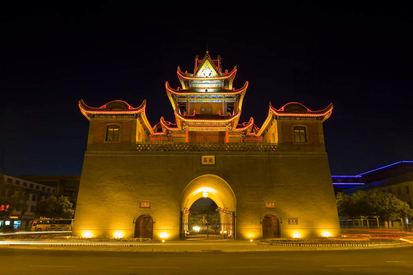 无人,横图,室外,夜晚,仰视,旅游,度假,名胜古迹,标志建筑,道路,地标,建筑,路,路灯,公路,照明,中国,亚洲,阴影,遗迹,光线,瓦片,影子,墙,屋檐,拱门,灯光,交通,古迹,文物,娱乐,建设,城墙,古建筑,檐,墙壁,墙面,灯,享受,休闲,旅游胜地,放松,城楼,坚硬,照亮,照明设备,防御,古文明,东亚,宁夏,银川,首府,中华人民共和国,门楼,西北地区,银川市,宁夏回族自治区,宁,坚固,马路,彩图,低角度拍摄,兴庆,兴庆区