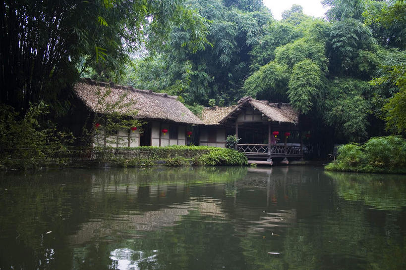无人,家,横图,室外,白天,仰视,旅游,度假,湖,湖泊,名胜古迹,水,植物,标志建筑,地标,建筑,中国,亚洲,阴影,遗迹,光线,瓦片,影子,房屋,亭子,屋顶,屋檐,屋子,湖面,水流,水面,顶棚,古迹,文物,娱乐,建设,古建筑,楼房,檐,住宅,树,树木,绿色,倒影,天空,阳光,自然,凉亭,湖水,天,享受,休闲,旅游胜地,放松,四川省,生长,成长,倒映,古文明,东亚,四川,成都,成都市,中华人民共和国,省会,西南地区,川,反照,杜甫草堂,杜甫草堂博物馆,工部草堂,浣花草堂,少陵草堂,彩图,低角度拍摄,房子