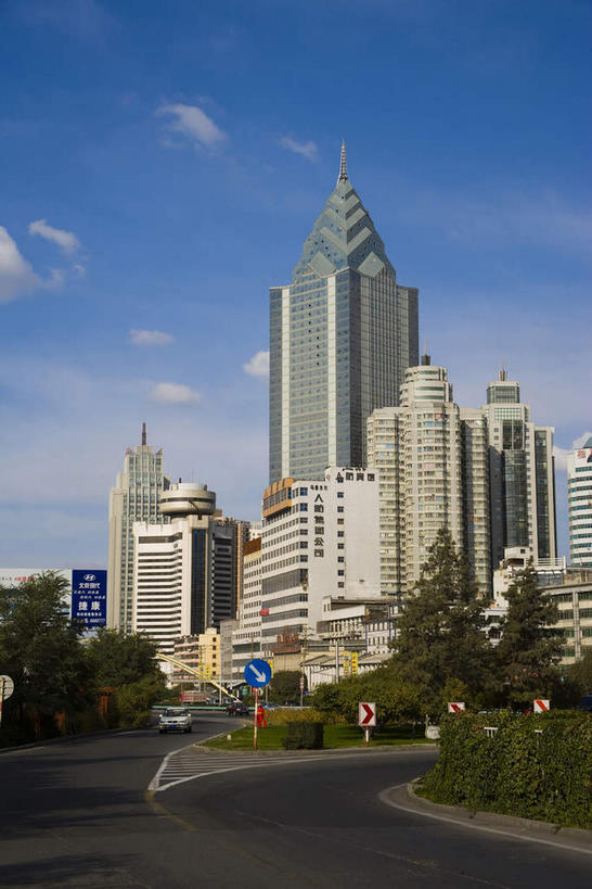 无人,宾馆,高楼大厦,竖图,室外,白天,仰视,度假,美景,植物,窗户,城市风光,标志建筑,城市,大厦,道路,地标,建筑,酒店,路,摩天大楼,指示牌,公路,中国,亚洲,一排,许多,阴影,整齐,光线,标志,路标,影子,墙,景观,云,云朵,分界线,停车线,交通,很多,云彩,娱乐,标识,建设,路牌,玻璃窗,墙壁,墙面,树,树木,排列,蓝色,绿色,白色,白云,蓝天,天空,阳光,自然,天,享受,休闲,景色,放松,生长,晴朗,成长,酒家,车行道,车行道分界线,旅社,队列,标线,东亚,车行线,乌鲁木齐,新疆,首府,中华人民共和国,乌鲁木齐市,新疆维吾尔自治区,西北地区,晴空,马路,彩图,低角度拍摄,大楼,高层建筑,高楼,客店,客栈,旅店,旅馆,摩天楼,商旅,天山区,新,乌鲁木齐假日大酒店,新疆乌鲁木齐中天广场,中天广场