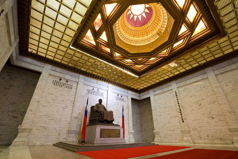 东方人,一个人,无人,坐,横图,室内,白天,仰视,旅游,度假,名胜古迹,地板,地毯,天花板,标志建筑,地标,建筑,照明,雕塑,台湾,中国,亚洲,仅一个男性,仅一个人,阴影,服装,遗迹,艺术,装饰,编织,光线,雕刻,雕像,影子,手工艺品,墙,灯光,织物,地面,黄种人,古迹,文物,娱乐,建设,古建筑,顶灯,木地板,墙壁,墙面,灯,一个,衣服,红色,工艺品,灯具,仅一个老年男性,享受,休闲,旅游胜地,放松,服饰,单个,纪念,红地毯,华丽,修饰,照亮,美术,点缀,蒋介石,蒋介石纪念堂,中正纪念堂,衣着,总统,照明设备,穿着,主题,陈列,古文明,东亚,红毯,台北,港澳台,中华人民共和国,省会,功能,美学,衬托,美观,雅致,雅观,台北市,台湾省,衣饰,蒋公纪念堂,中正区,老年男性,男人,男性,亚洲人,坐着,彩图,低角度拍摄,全身,校长,台,委员长,志清,瑞元,蒋中正