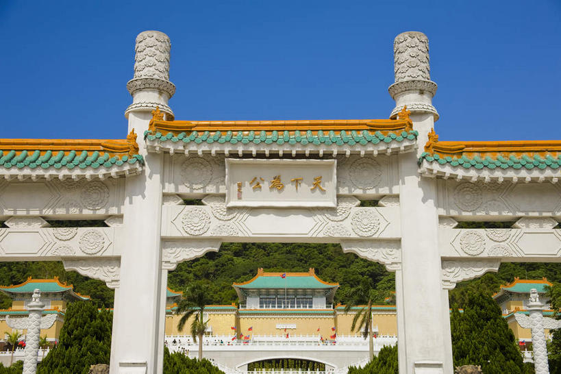 无人,宫殿,横图,室外,白天,仰视,旅游,度假,名胜古迹,植物,标志建筑,地标,建筑,雕塑,台湾,中国,亚洲,阴影,遗迹,艺术,装饰,光线,标志,雕刻,牌匾,瓦片,文字,影子,柱子,字符,屋檐,牌坊,牌楼,古迹,文化,文物,娱乐,标识,建设,古建筑,檐,树,树木,蓝色,绿色,蓝天,天空,阳光,自然,工艺品,天,享受,休闲,汉字,旅游胜地,放松,生长,晴朗,成长,纪念,美术,祭祀,宫廷,中文,主题,表彰,荣誉,陈列,古文明,东亚,台北,万里无云,港澳台,中华人民共和国,省会,功能,美学,国文,华文,荣耀,台北市,台湾省,王宫,士林,士林区,台北故宫博物院,外双溪,中山博物院,晴空,晴空万里,彩图,低角度拍摄,皇宫,传统文化,台