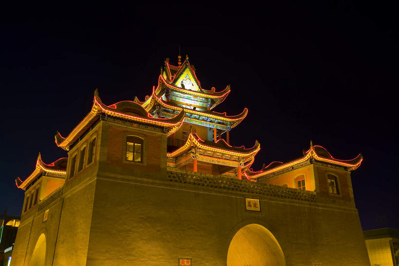 无人,横图,室外,夜晚,仰视,旅游,度假,名胜古迹,标志建筑,地标,建筑,路灯,照明,中国,亚洲,阴影,遗迹,光线,瓦片,影子,墙,屋檐,拱门,灯光,古迹,文物,娱乐,建设,城墙,古建筑,檐,墙壁,墙面,灯,享受,休闲,旅游胜地,放松,城楼,坚硬,照亮,照明设备,防御,古文明,东亚,宁夏,银川,首府,中华人民共和国,门楼,西北地区,银川市,宁夏回族自治区,宁,坚固,彩图,低角度拍摄,兴庆,兴庆区