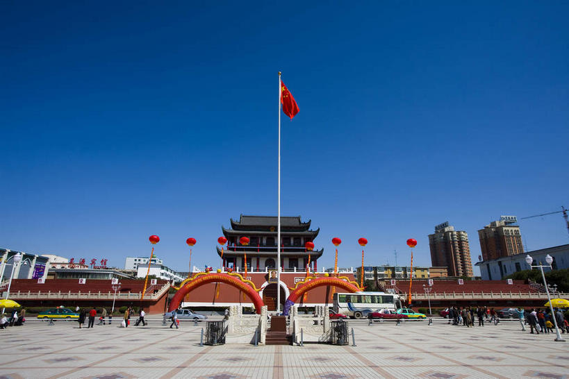 东方人,无人,高楼大厦,站,横图,室外,白天,仰视,度假,美景,城市风光,城市,大厦,建筑,摩天大楼,旗帜,国旗,中国,亚洲,一面,一排,许多,行人,吊挂,悬挂,阴影,服装,漂浮,整齐,装饰,光线,标志,旗杆,文字,影子,字符,塑料,墙,景观,很多,许多人,挂,注视,休闲装,黄种人,娱乐,标识,城墙,五星红旗,路人,墙壁,墙面,排列,衣服,红色,蓝色,蓝天,天空,阳光,气球,塑料制品,天,观察,看,站着,一群人,享受,休闲,休闲服,汉字,橡胶,景色,放松,服饰,城楼,晴朗,观看,华丽,修饰,漂流,坚硬,点缀,察看,队列,关注,中文,防御,橡胶制品,中国国旗,东亚,宁夏,银川,万里无云,首府,中华人民共和国,衬托,美观,雅致,雅观,国文,华文,门楼,流浪,西北地区,银川市,宁夏回族自治区,宁,流落,流散,漂泊,飘泊,飘流,坚固,过客,男人,男性,年轻男性,年轻女性,女人,女性,亚洲人,旗,晴空,晴空万里,站立,彩图,低角度拍摄,大楼,高层建筑,高楼,摩天楼,红地五星旗,中华人民共和国国旗,兴庆,兴庆区,南门楼,银川南门楼
