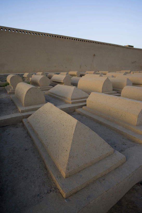 无人,竖图,俯视,室外,白天,旅游,度假,标志建筑,地标,建筑,雕塑,中国,亚洲,一排,许多,阴影,艺术,整齐,装饰,光线,雕刻,雕像,影子,墙,塔,很多,娱乐,建设,石雕,墙壁,墙面,排列,蓝色,蓝天,天空,阳光,工艺品,天,享受,休闲,旅游胜地,放松,晴朗,纪念,美术,队列,主题,陈列,东亚,吐鲁番,新疆,万里无云,中华人民共和国,功能,美学,额敏塔,苏公塔,新疆维吾尔自治区,西北地区,晴空,晴空万里,彩图,高角度拍摄,额敏和卓报恩塔,火洲,葡萄乡,吐鲁番地区,吐鲁番额敏塔清真寺,吐鲁番塔,新