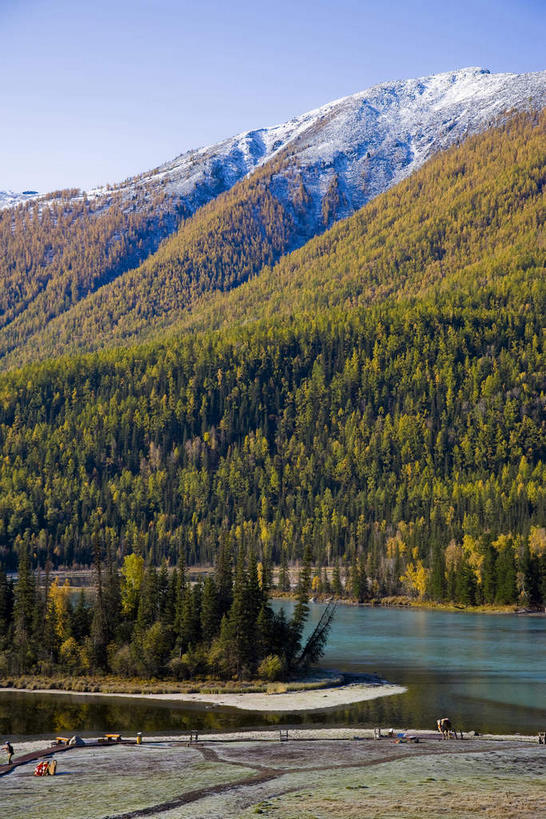 东方人,走,竖图,室外,白天,正面,旅游,度假,河流,美景,山,山脉,水,雪,植物,大雪,松树,中国,亚洲,行人,游客,游人,阴影,服装,光线,影子,河水,积雪,景观,山峰,水流,雪景,冬季,冬天,山峦,许多人,注视,休闲装,黄种人,娱乐,路人,旅客,树,树木,衣服,蓝色,绿色,蓝天,天空,阳光,自然,群山,天,观察,看,一群人,享受,休闲,休闲服,景色,放松,寒冷,服饰,生长,晴朗,成长,观看,察看,关注,自然风光,杉树,坚定,东亚,新疆,阿勒泰地区,伊犁,万里无云,中华人民共和国,长寿,严寒,贞洁,新疆维吾尔自治区,西北地区,阿勒泰,阿勒泰市,伊犁哈萨克自治州,过客,男人,男性,年轻男性,年轻女性,女人,女性,亚洲人,晴空,晴空万里,步行,散步,走路,半身,彩图,新